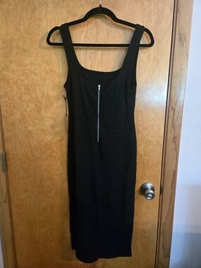 Classic Black Scoop Neck Midi Dress with Front Zip